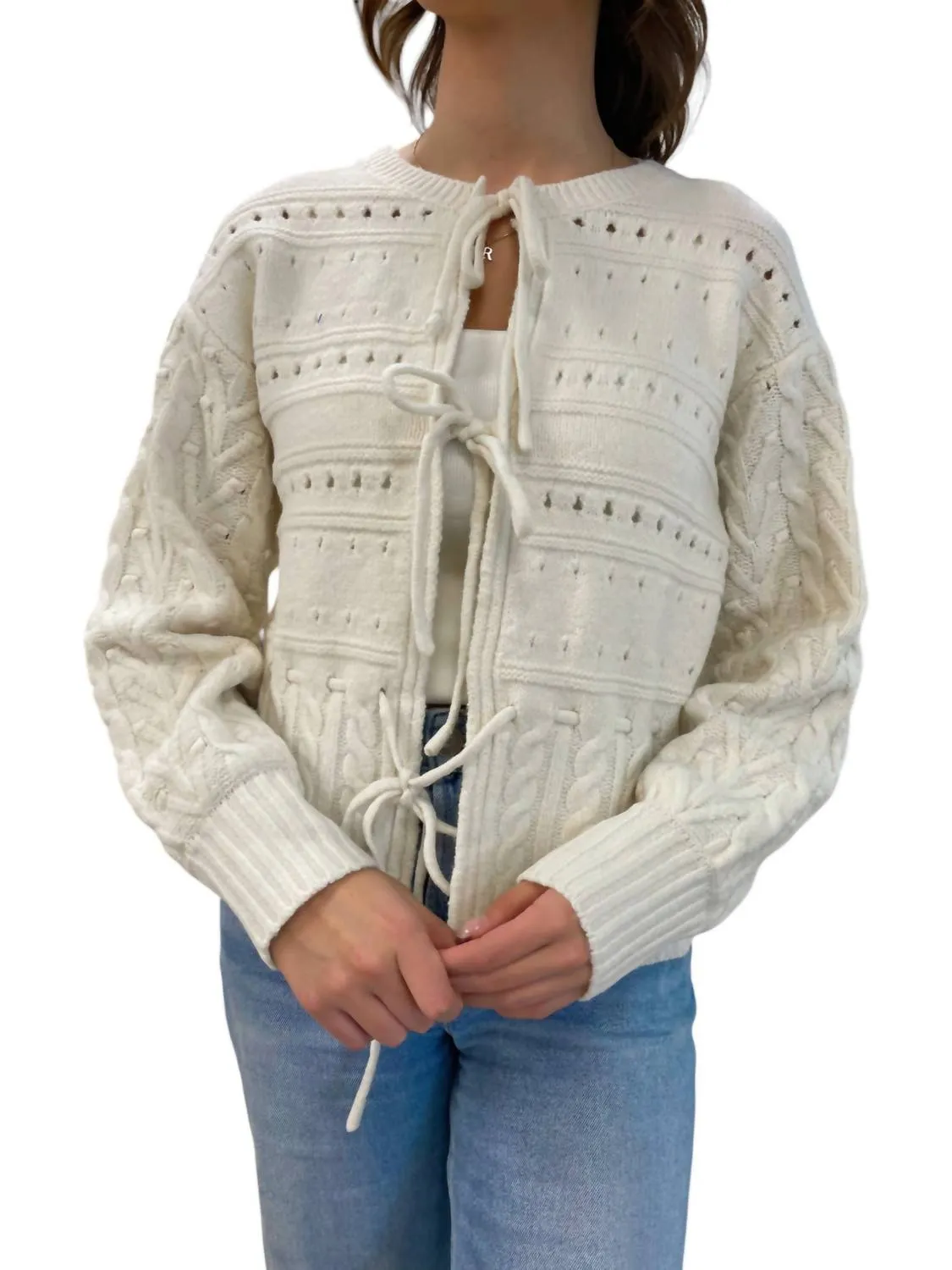 Cremefarbenes Strickcardigan mit vorderer Bindeband-Öffnung