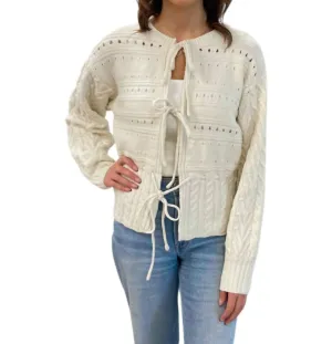 Cremefarbenes Strickcardigan mit vorderer Bindeband-Öffnung