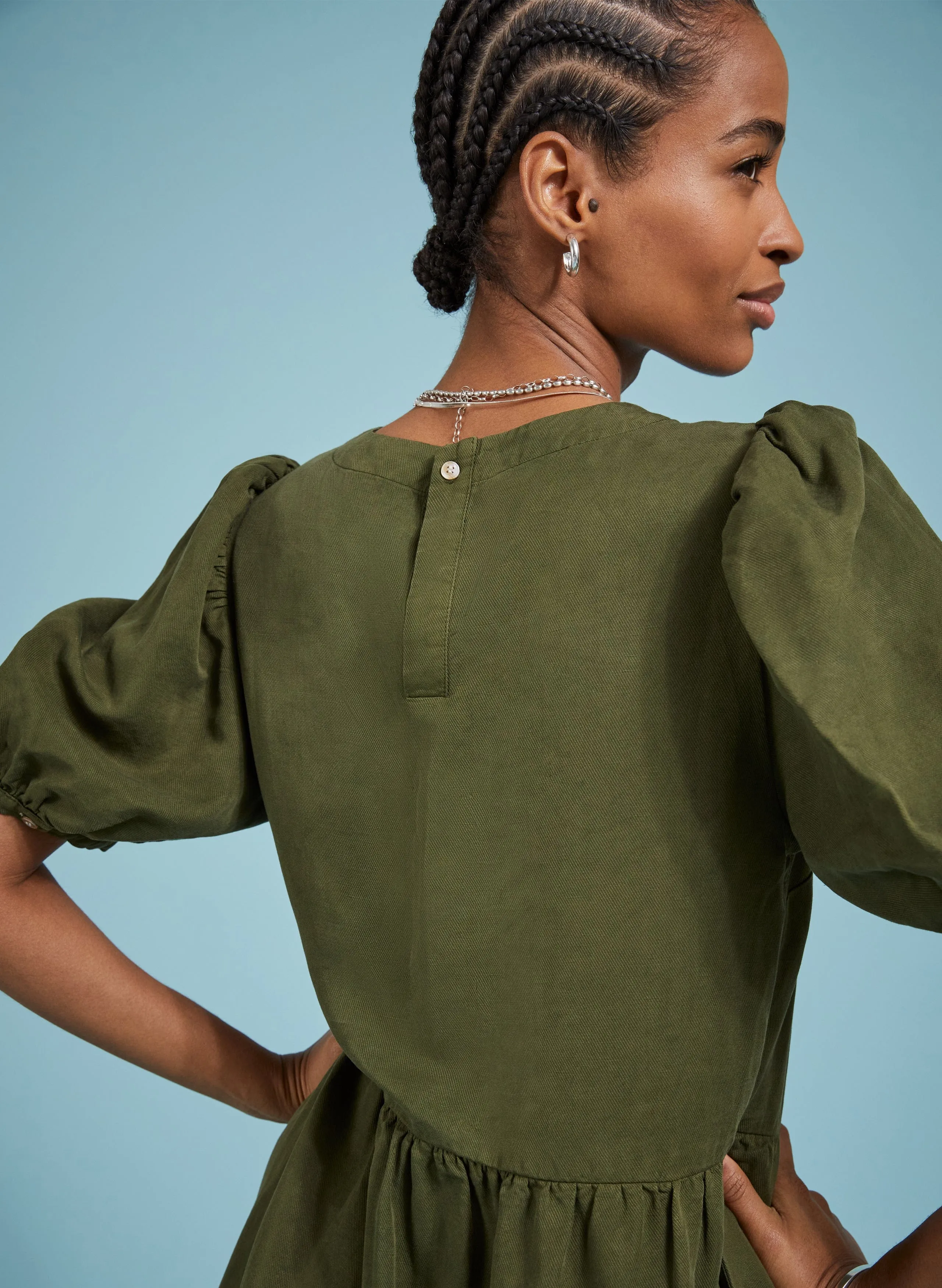 Georgiana TENCEL™ Etagen-Midi-Kleid | Dunkeloliv