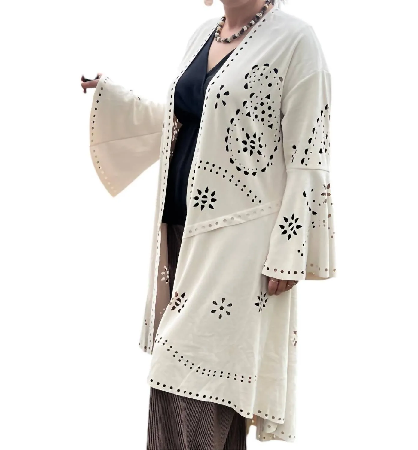 Laser-Cut-Langcardigan in Elfenbein