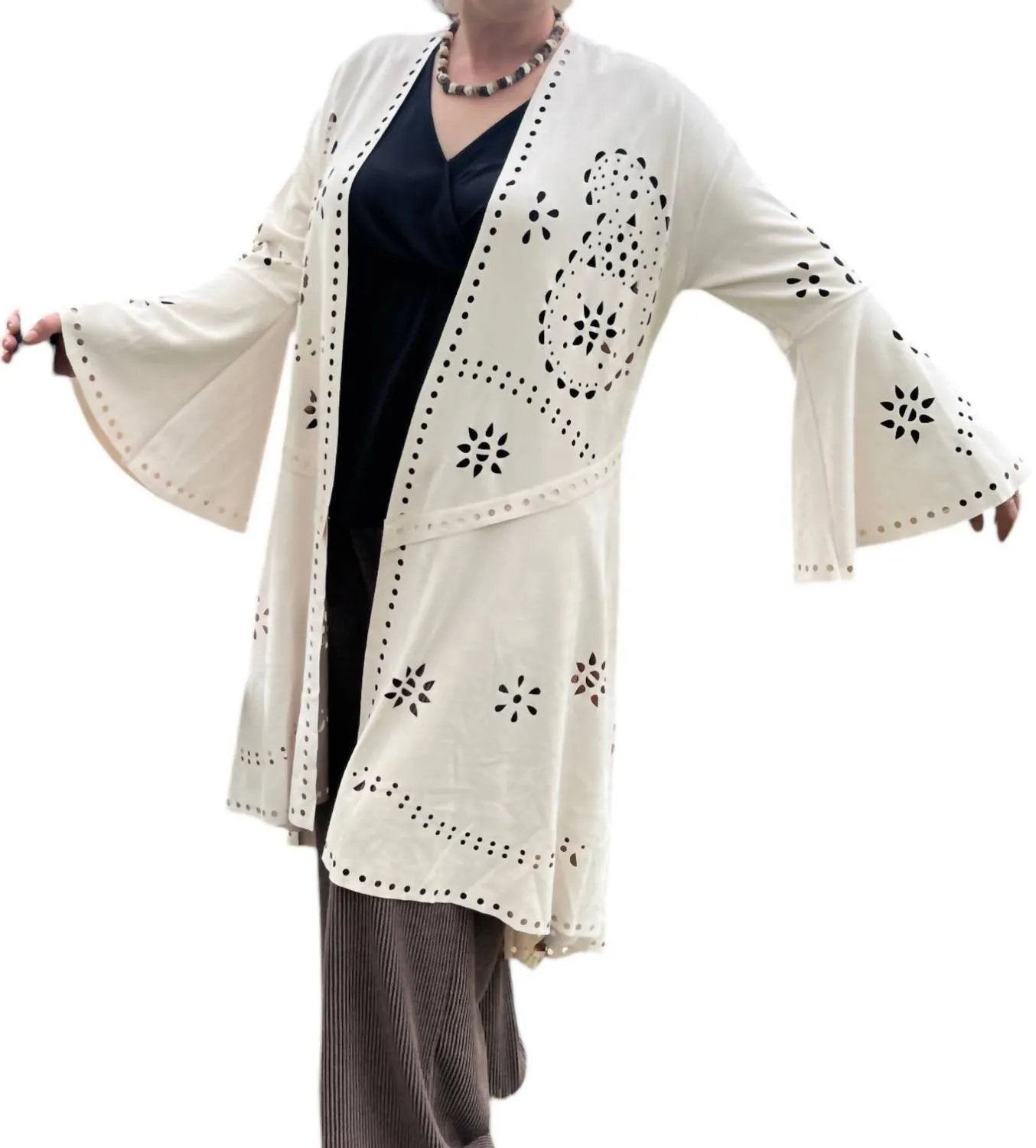 Laser-Cut-Langcardigan in Elfenbein