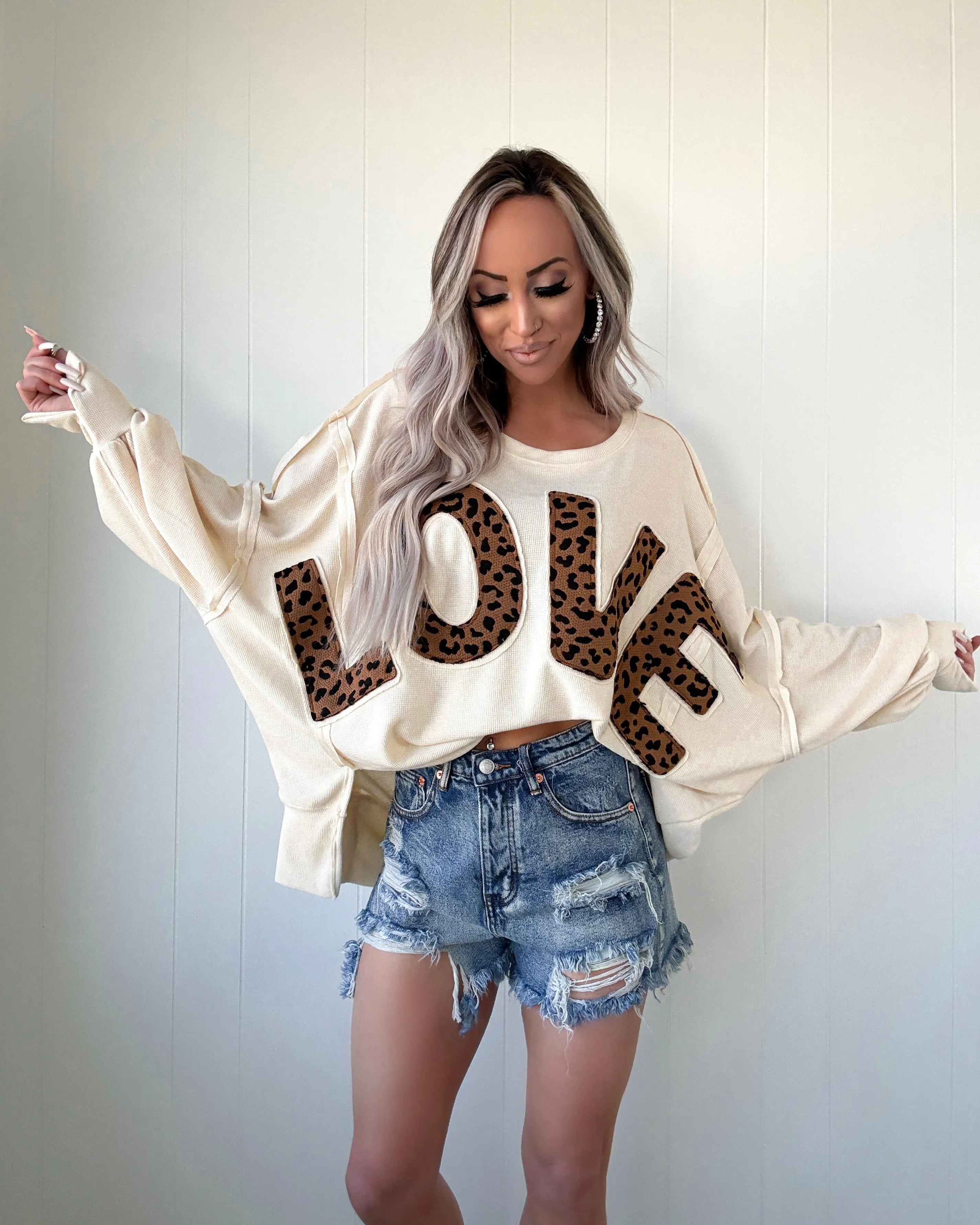 Lola Denim Shorts mit ausgefranstem Saum - Mittelwaschung
