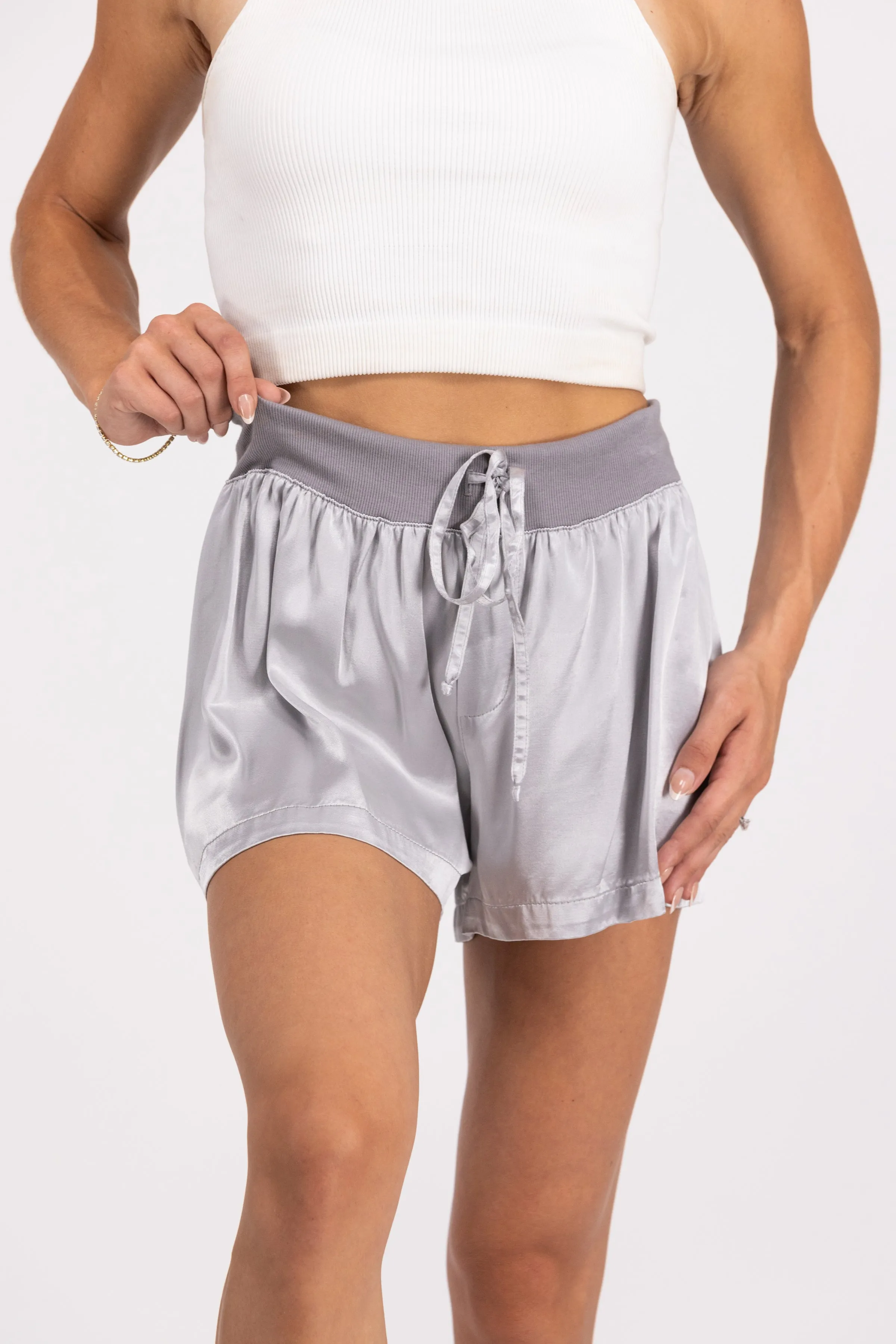 Nächte in dunklen Damen-Satin-Shorts