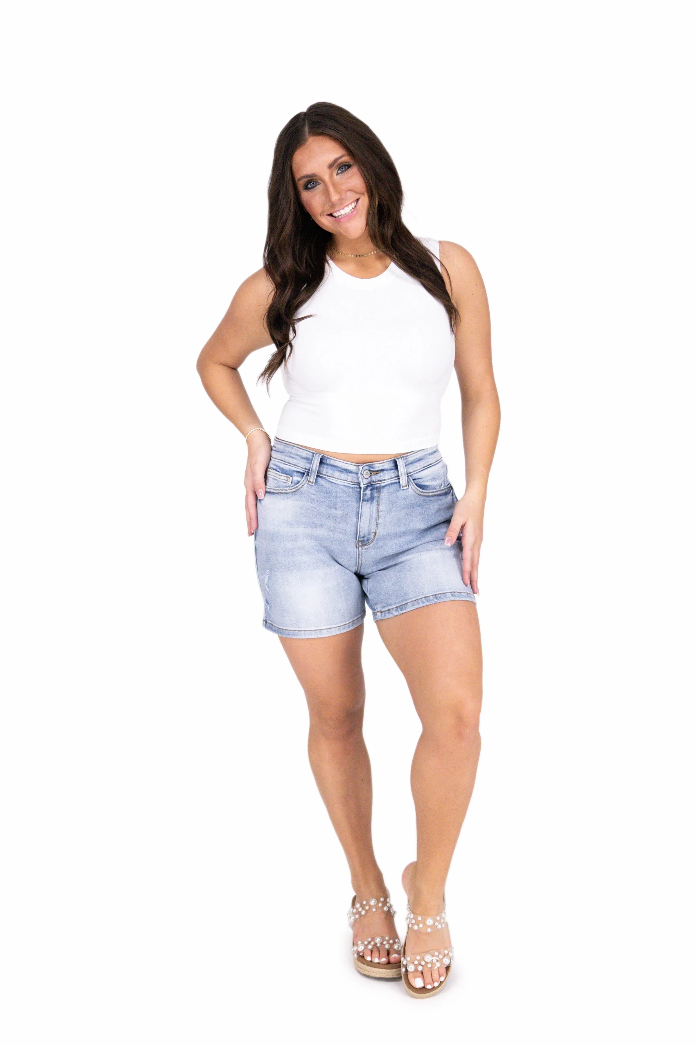 The Collins von Judy Blue: Mid-Rise Vintage Wash Dad Denim Shorts