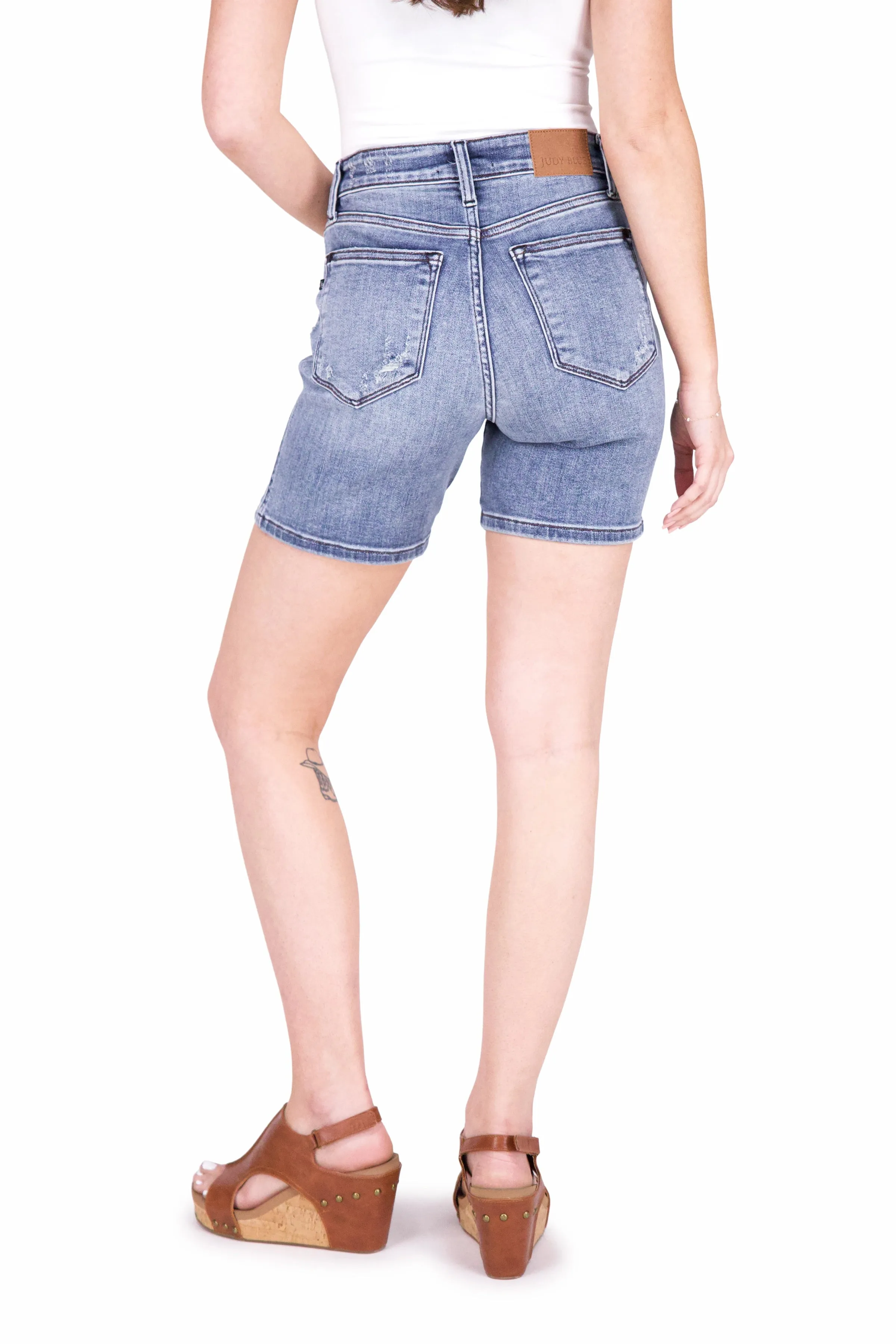 Die Luna von Judy Blue: Mittelhohe Denim-Shorts mit Knopfleiste und zerstörtem Saum