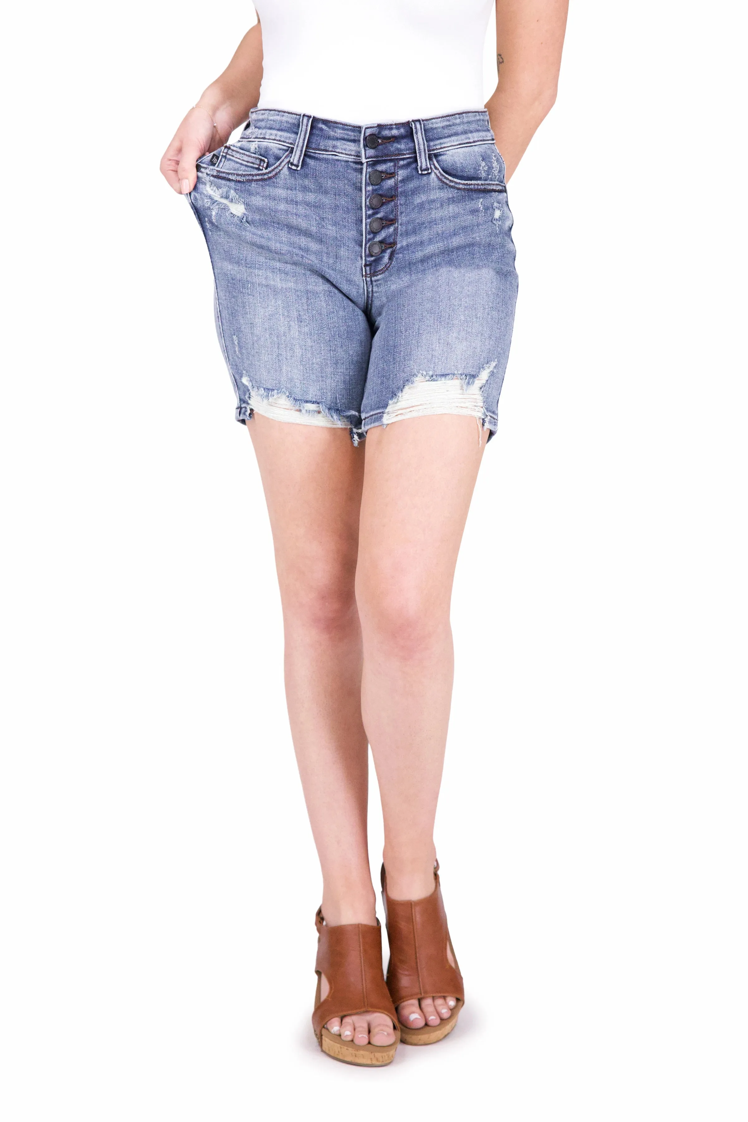 Die Luna von Judy Blue: Mittelhohe Denim-Shorts mit Knopfleiste und zerstörtem Saum