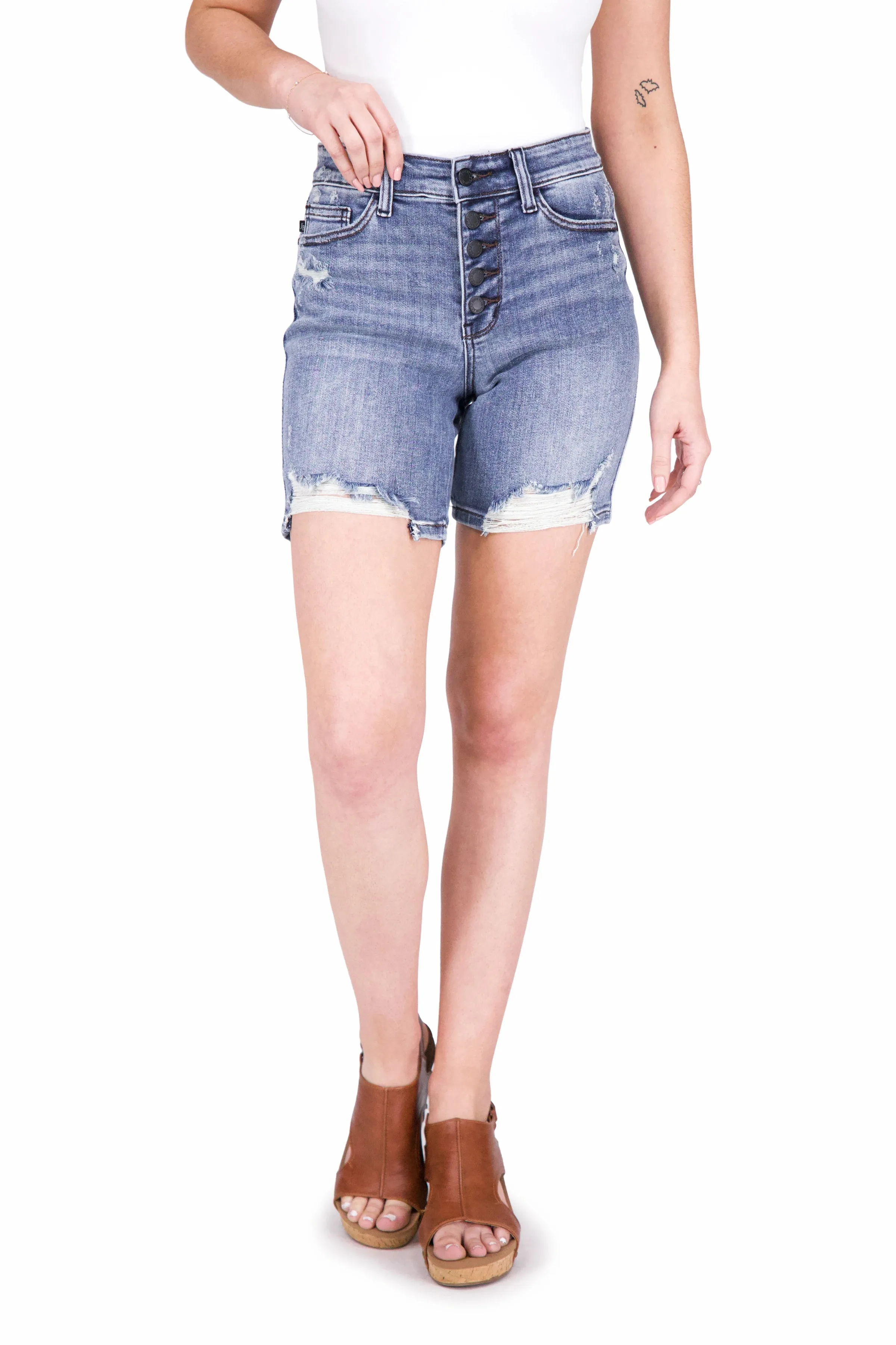 Die Luna von Judy Blue: Mittelhohe Denim-Shorts mit Knopfleiste und zerstörtem Saum