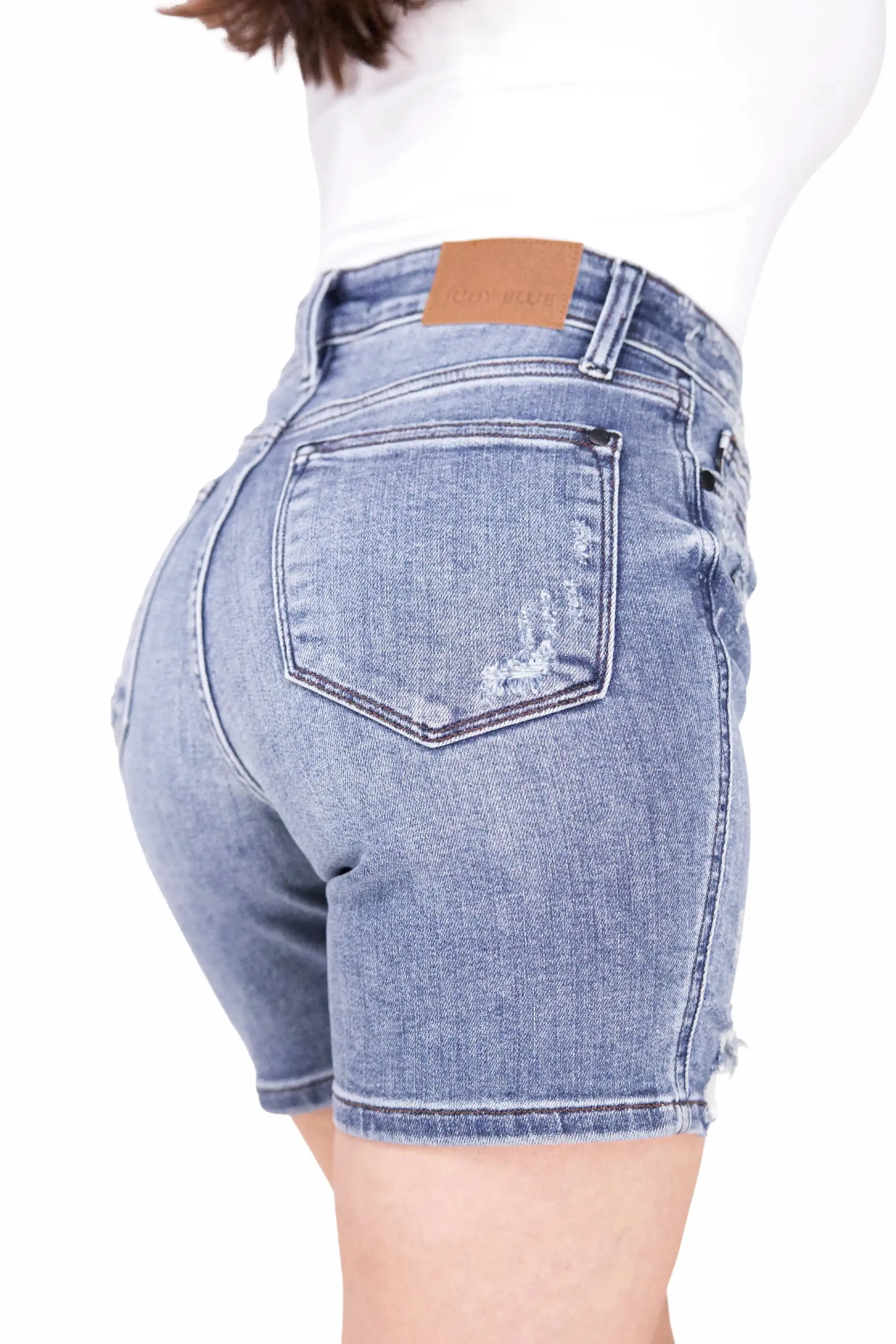 Die Luna von Judy Blue: Mittelhohe Denim-Shorts mit Knopfleiste und zerstörtem Saum