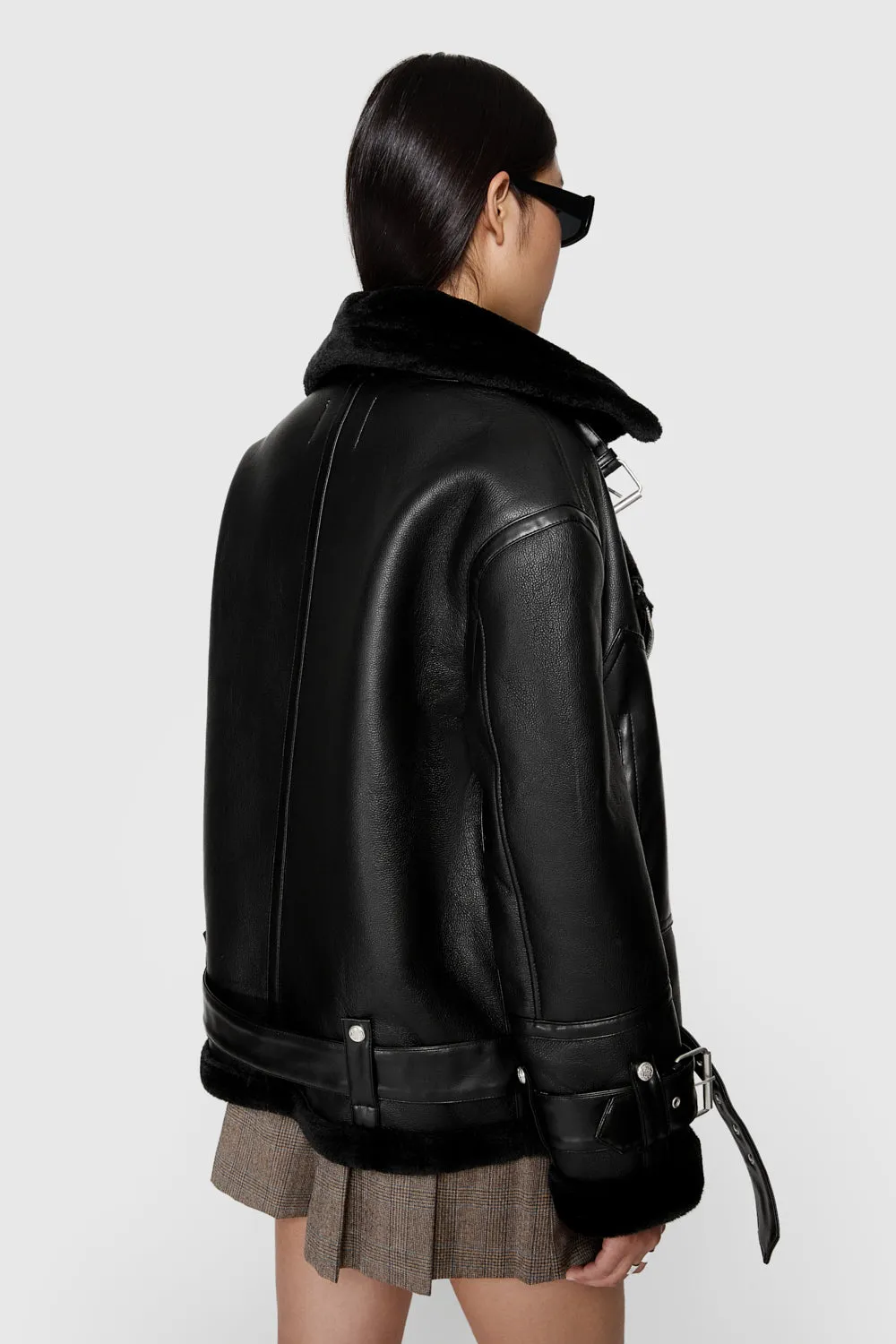 Vegane Oversize-Motorradjacke aus Kunstschaffell