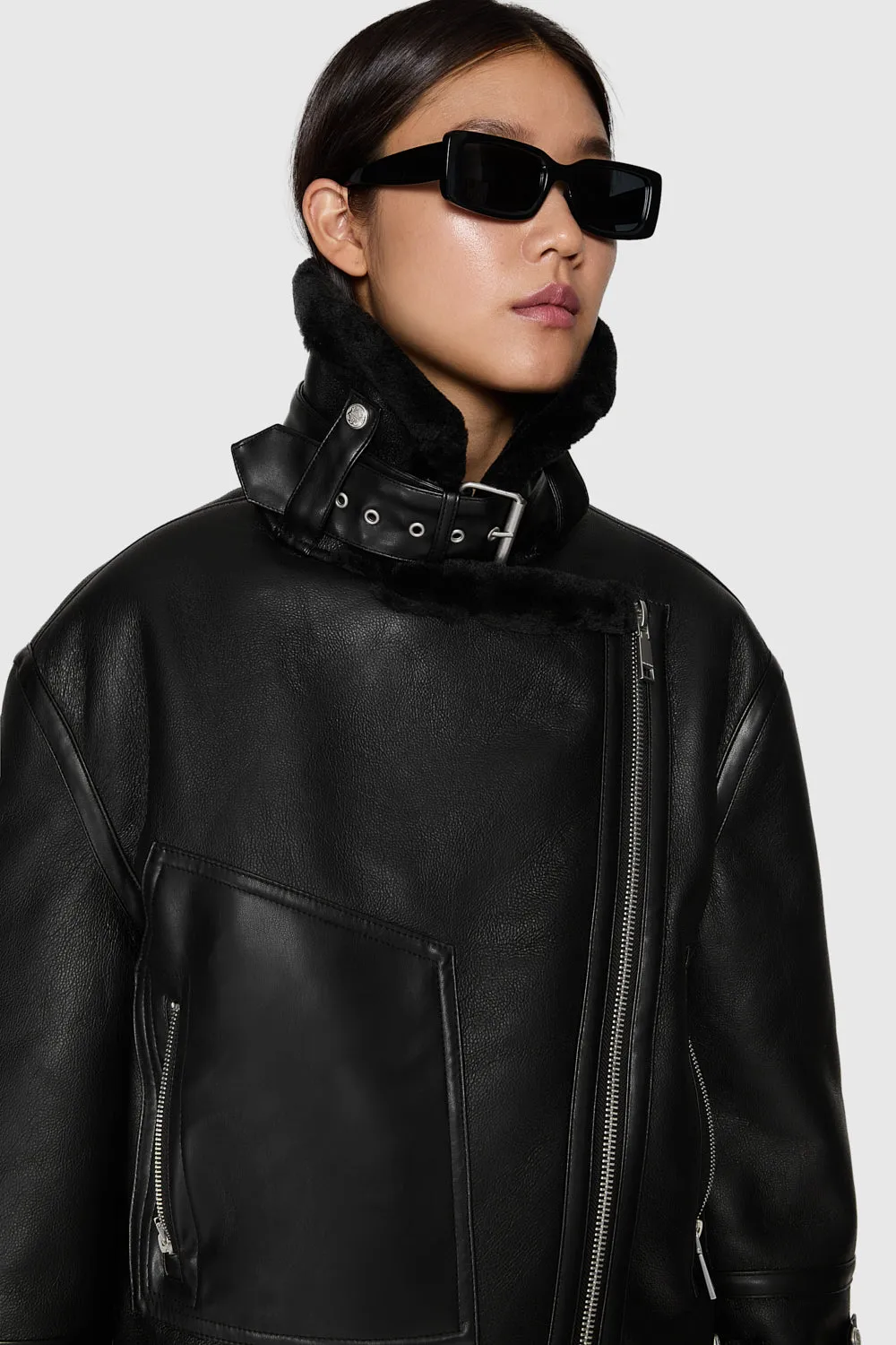 Vegane Oversize-Motorradjacke aus Kunstschaffell